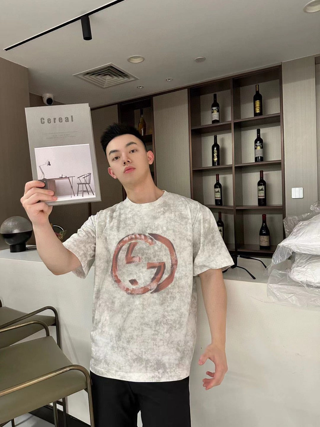 Camiseta Gucci con logo desgastado