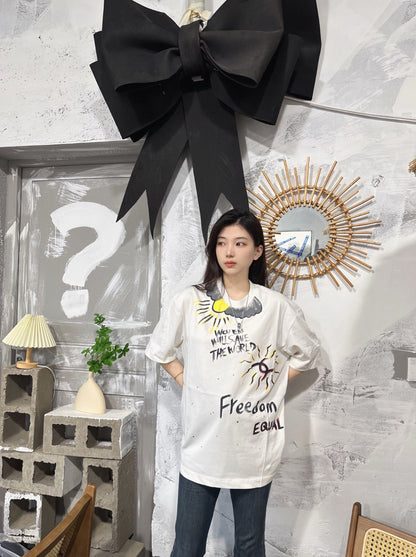 T-shirt blanc Chanel avec le slogan "Les femmes sauveront le monde"