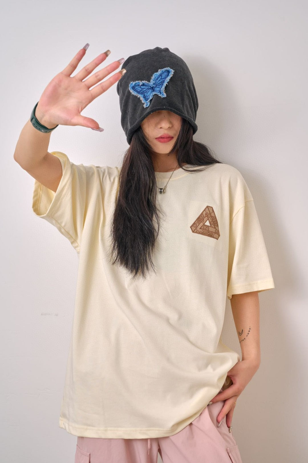 Camiseta beige con logo triangular de Gucci
