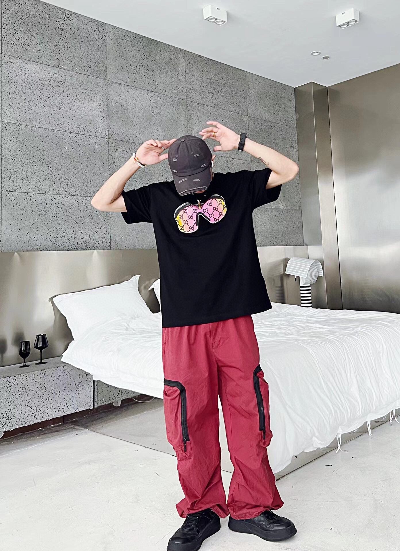 Camiseta gráfica con gafas de sol Gucci - Negra