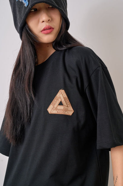 Camiseta negra con el logo triangular de Gucci