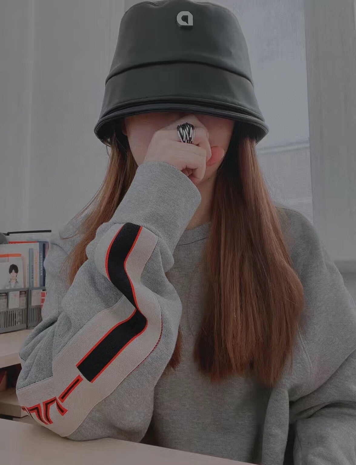 Sudadera gris Gucci con detalle de rayas