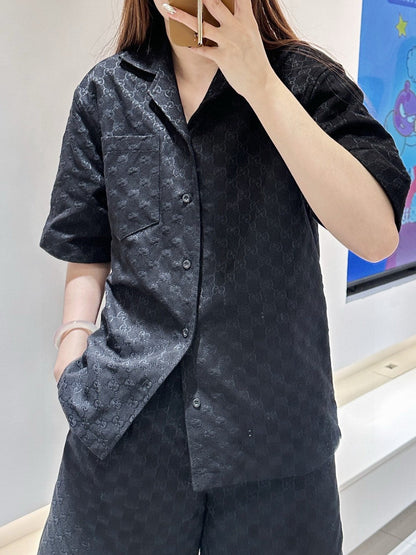 Camisa negra de manga corta con monograma GG de Gucci