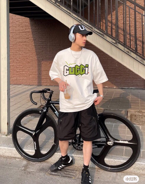 Camiseta Gucci con logo de rayo en color crema