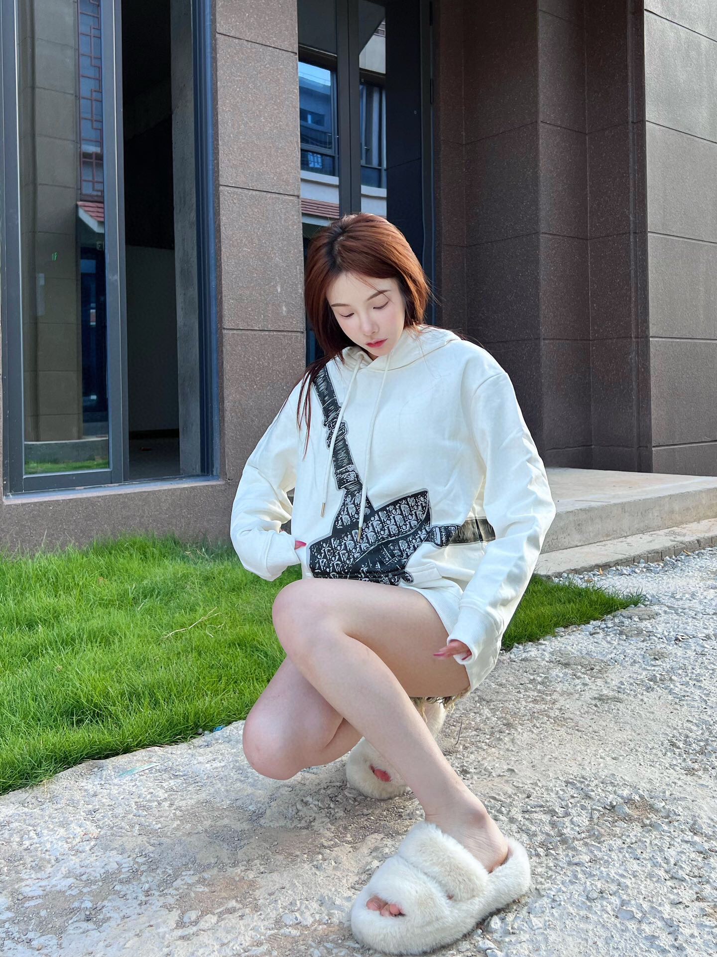 Sudadera blanca Dior con diseño de bolso