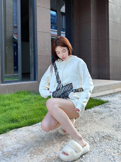 Sudadera blanca Dior con diseño de bolso