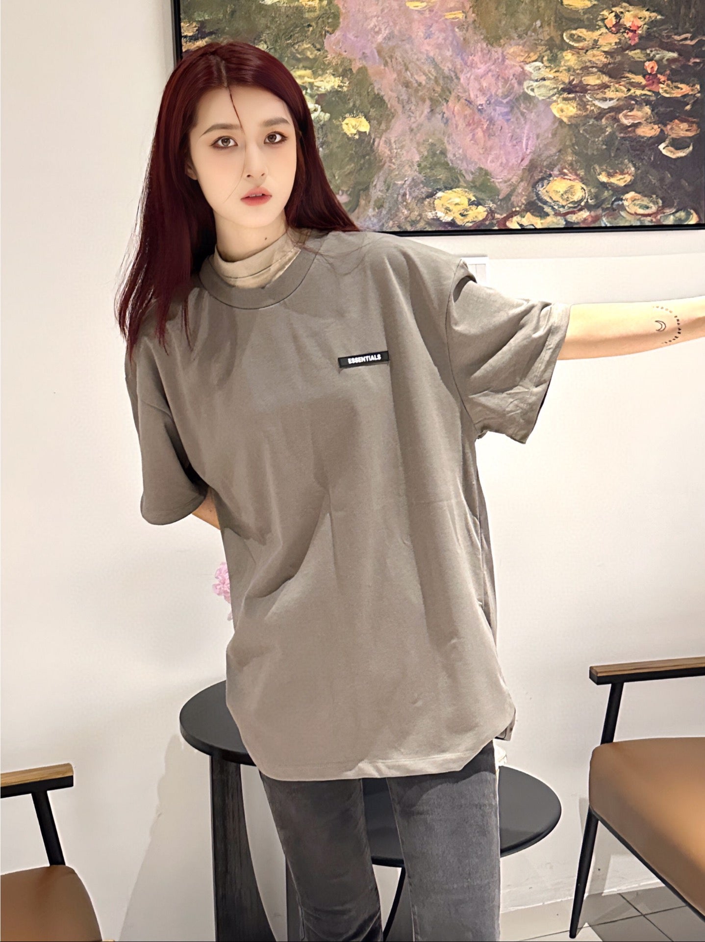 Camiseta con el logo de Fear of God Essentials - Color topo