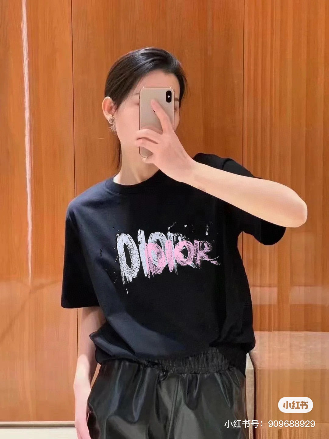 Camiseta Dior con logo graffiti en negro