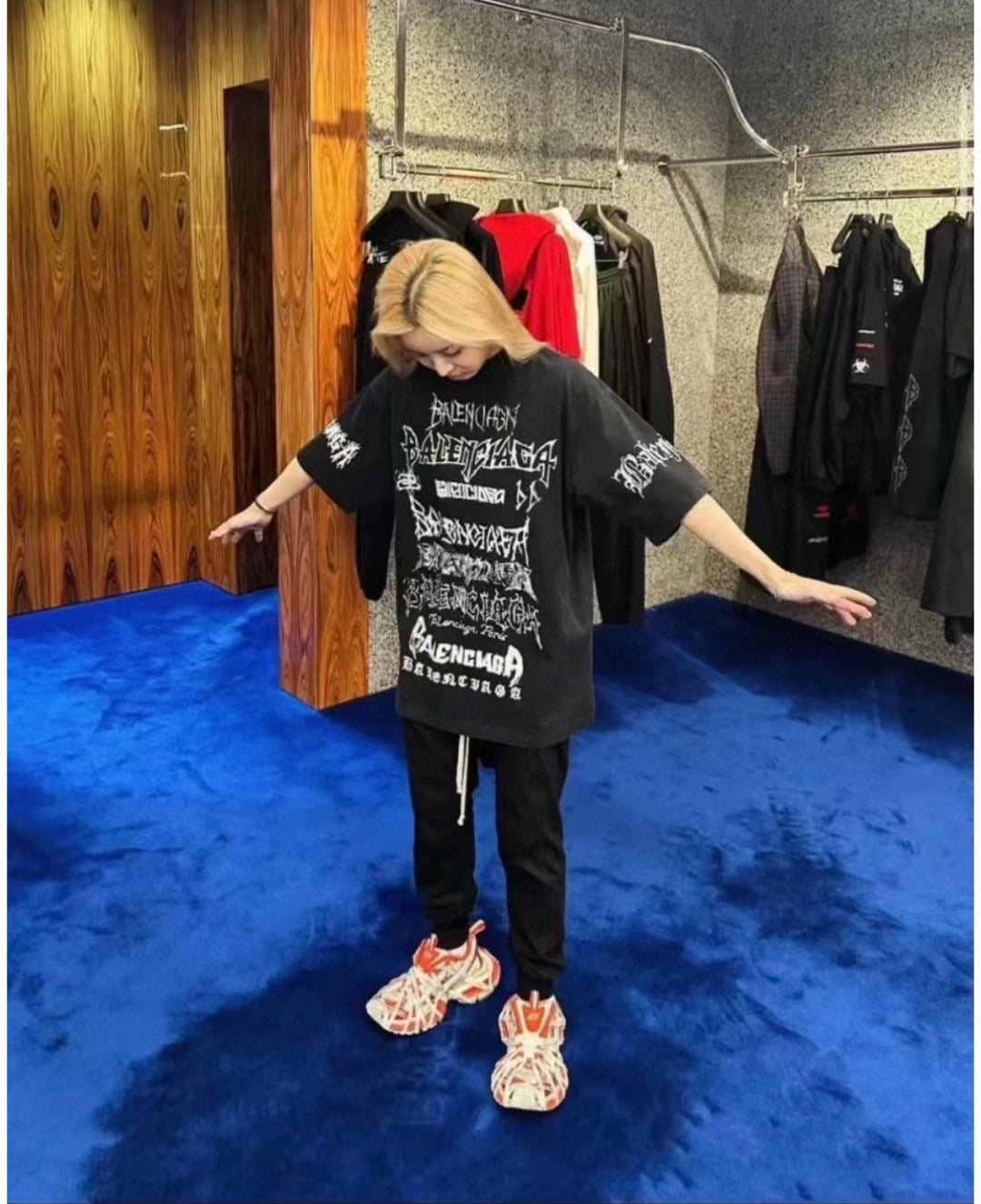 Camiseta negra con múltiples logotipos de Balenciaga