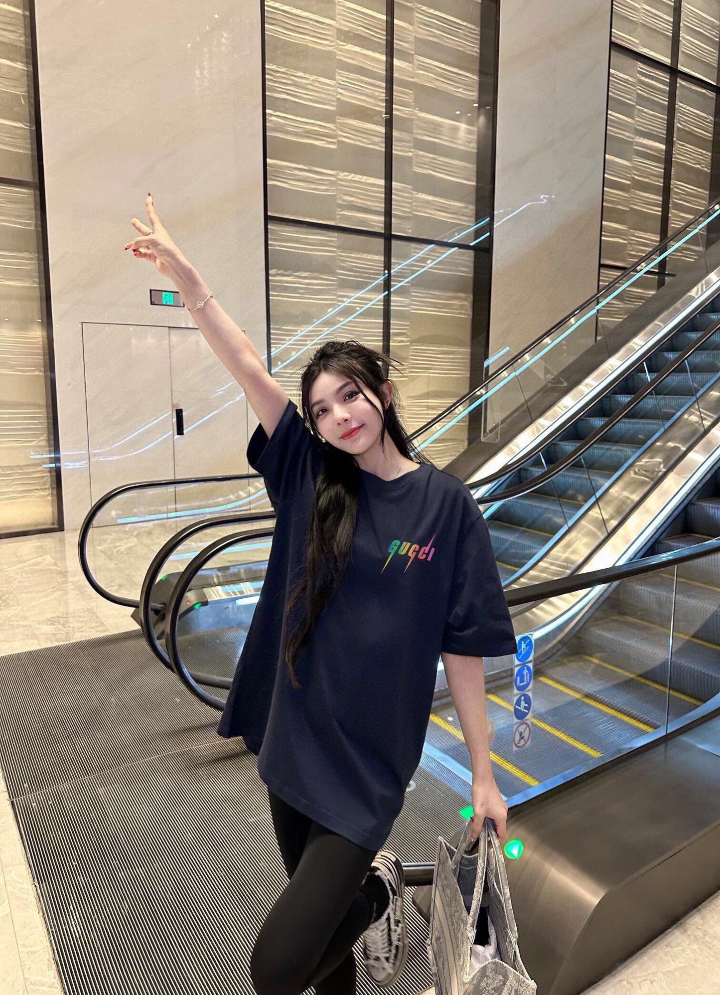 Camiseta con el logo del rayo de Gucci