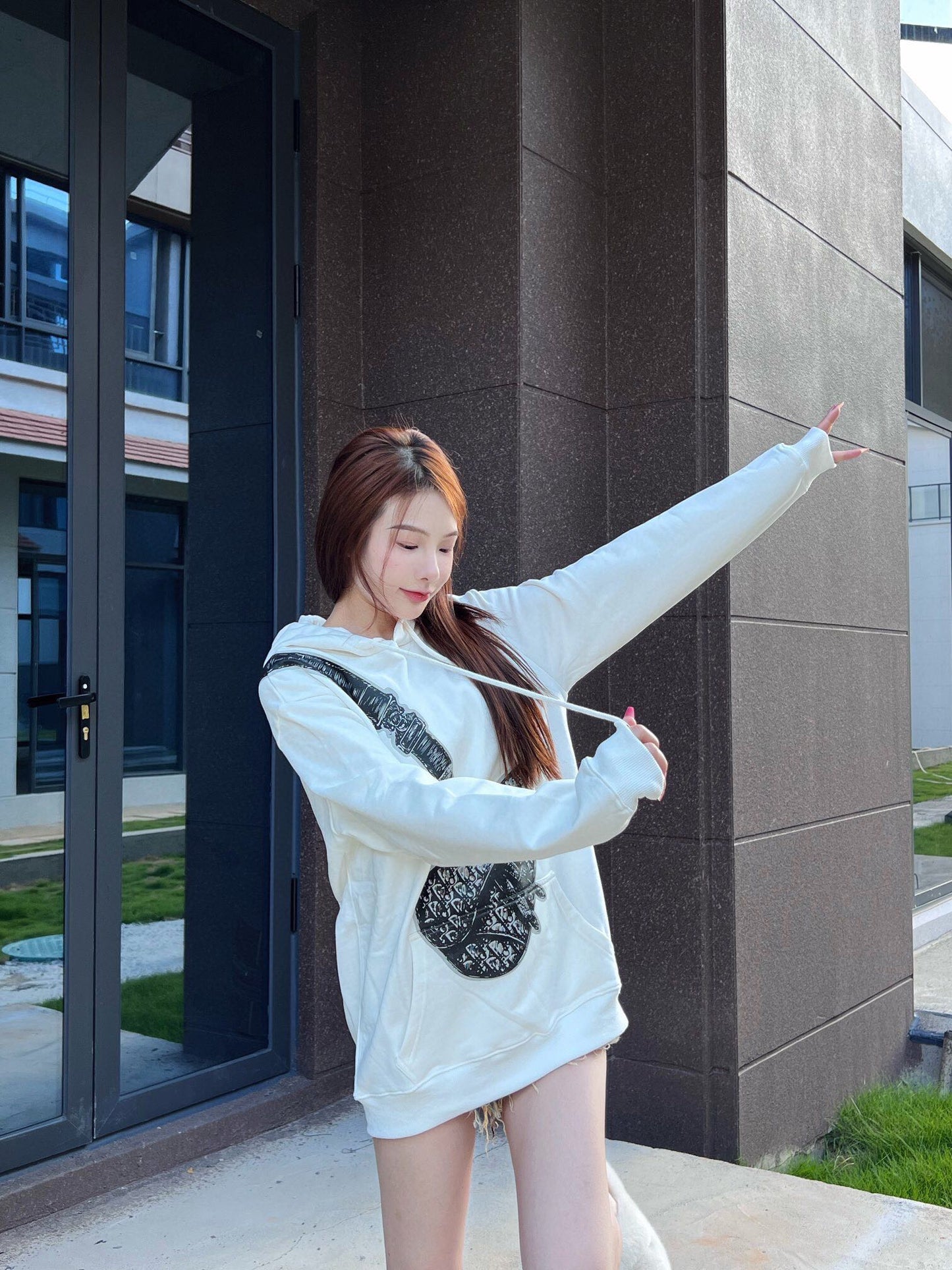 Sudadera blanca Dior con diseño de bolso