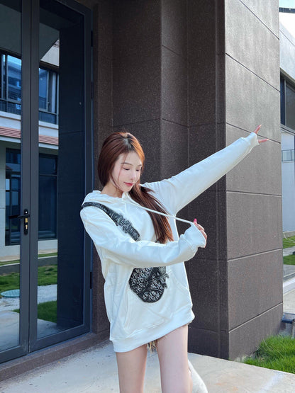 Sudadera blanca Dior con diseño de bolso