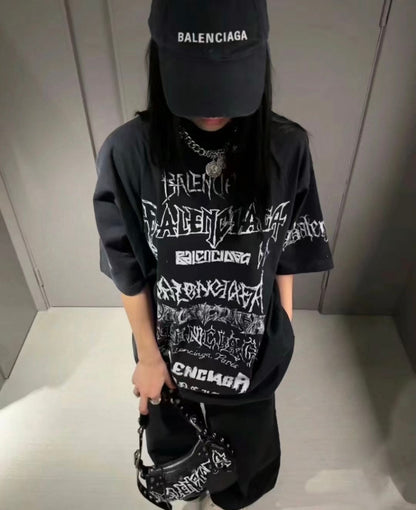 Camiseta negra con múltiples logotipos de Balenciaga