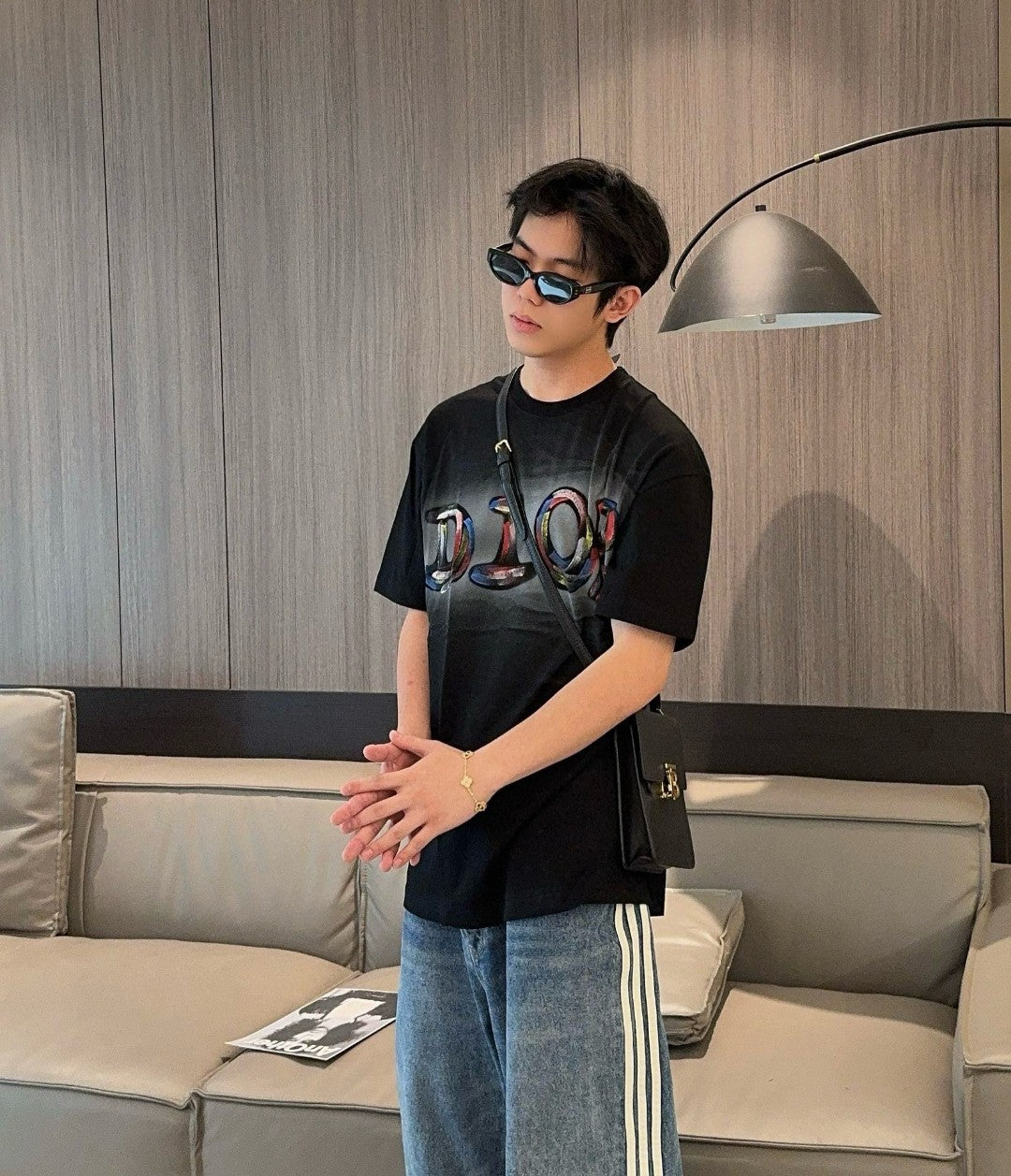 Camiseta con el logo artístico de Dior (negra)