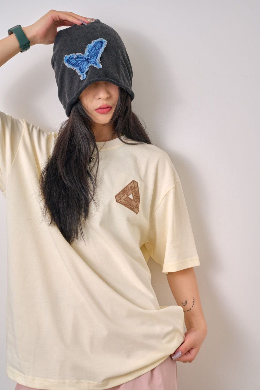 Camiseta beige con logo triangular de Gucci
