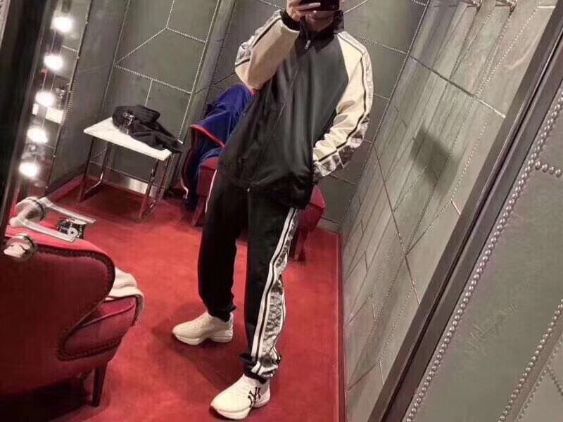 Chaqueta deportiva Gucci GG Supreme con rayas - Negra