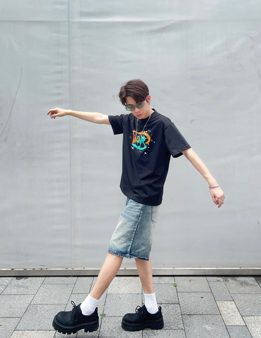 Camiseta negra con logo multicolor de Dior