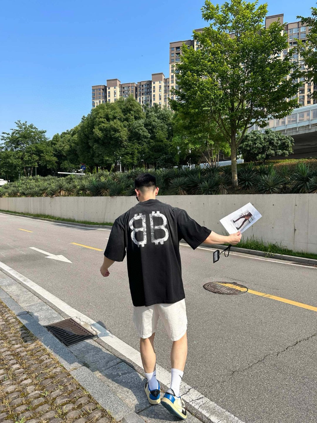 Camiseta Balenciaga con logo pintado con aerosol (negra)