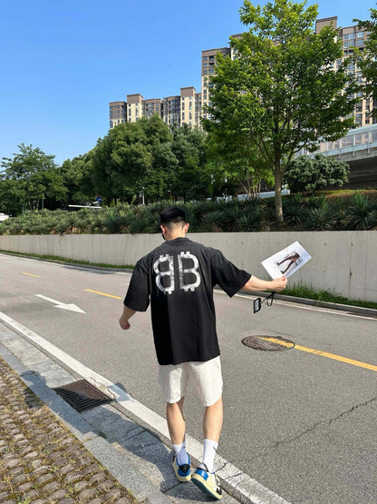 Camiseta Balenciaga con logo pintado con aerosol (negra)