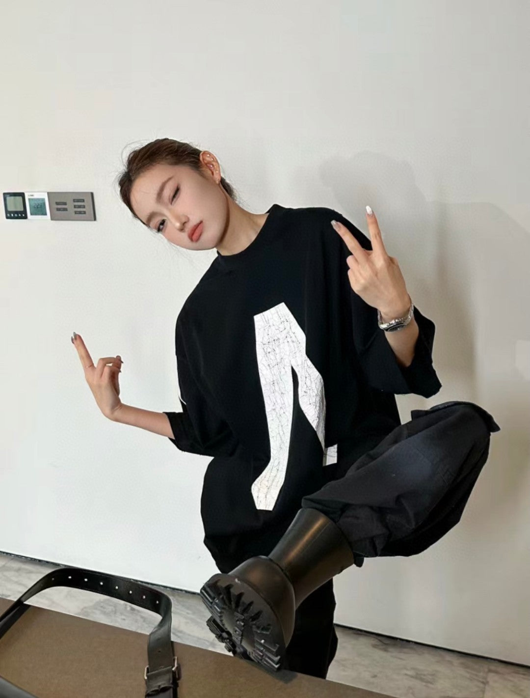 Camiseta gráfica con logo blanco de Balenciaga (negra)