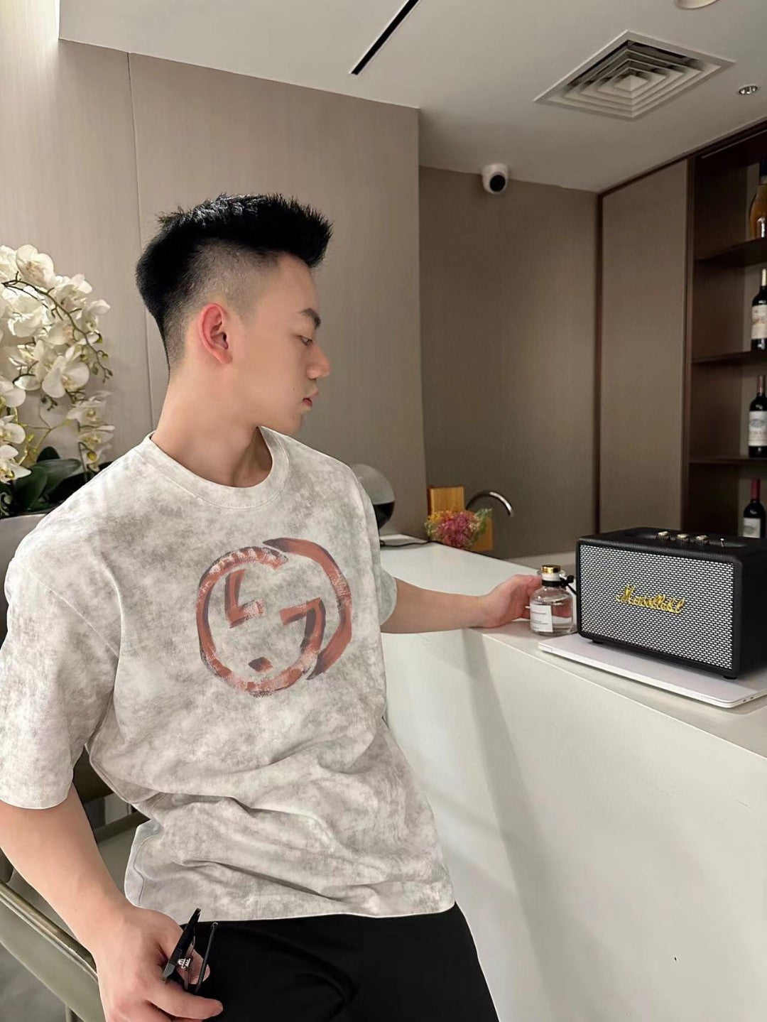 Camiseta Gucci con logo desgastado