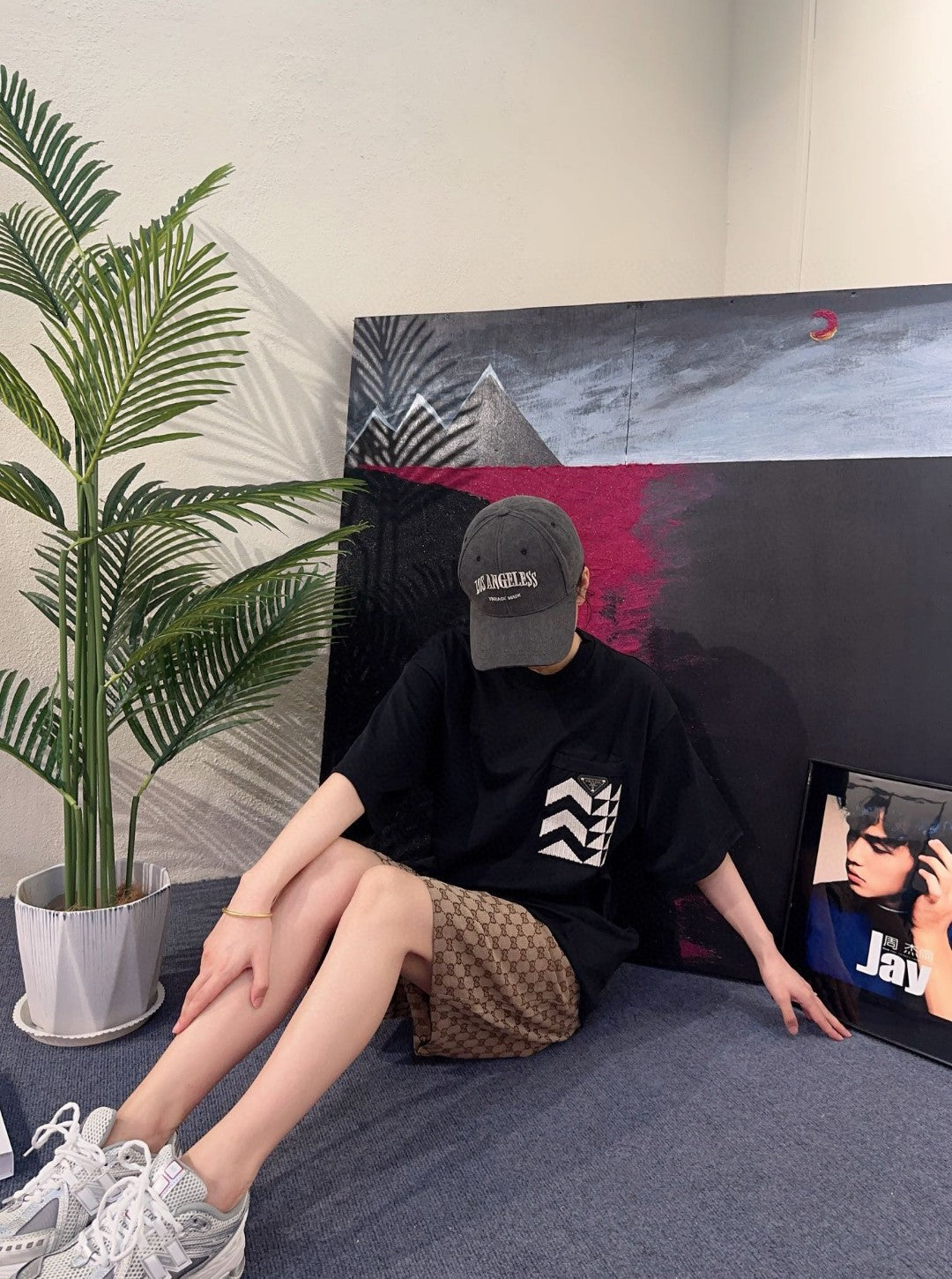 T-shirt noir Prada avec poches géométriques