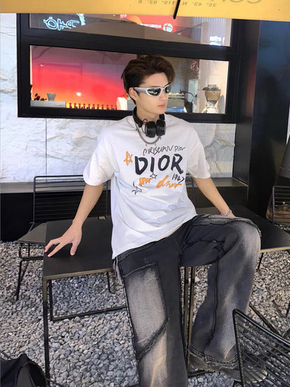 Camiseta blanca con gráfico de Christian Dior.