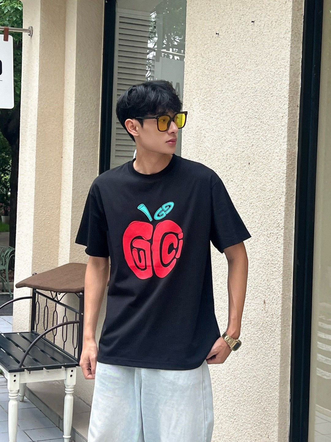 Camiseta Gucci con logo de manzana (negra)