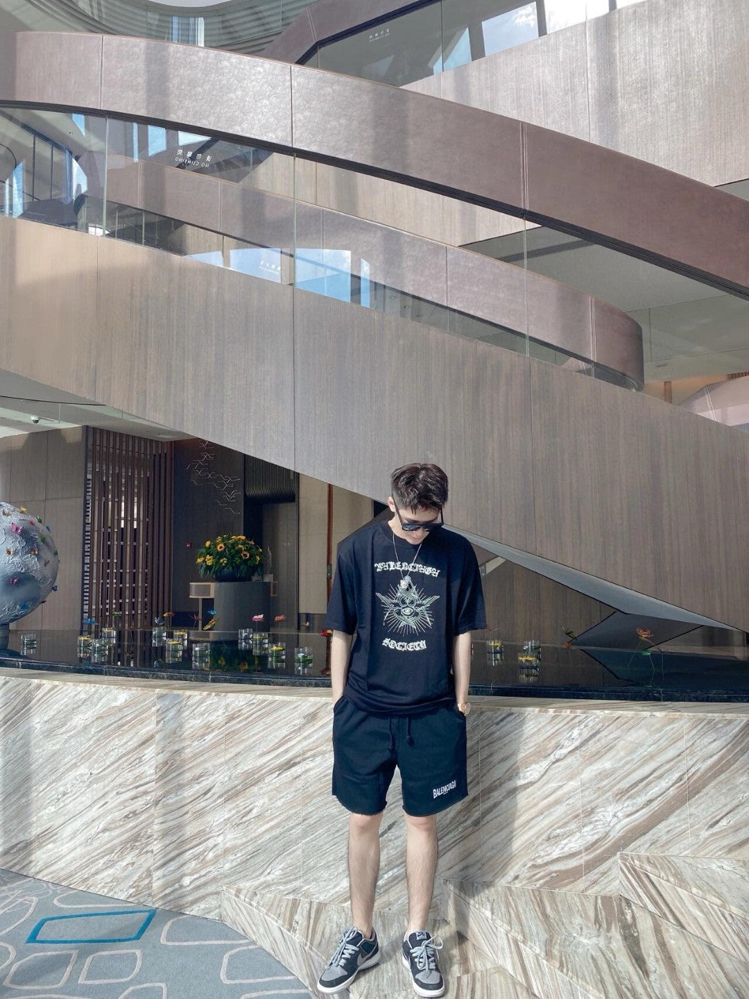 T-shirt noir Balenciaga Society avec motif blanc.