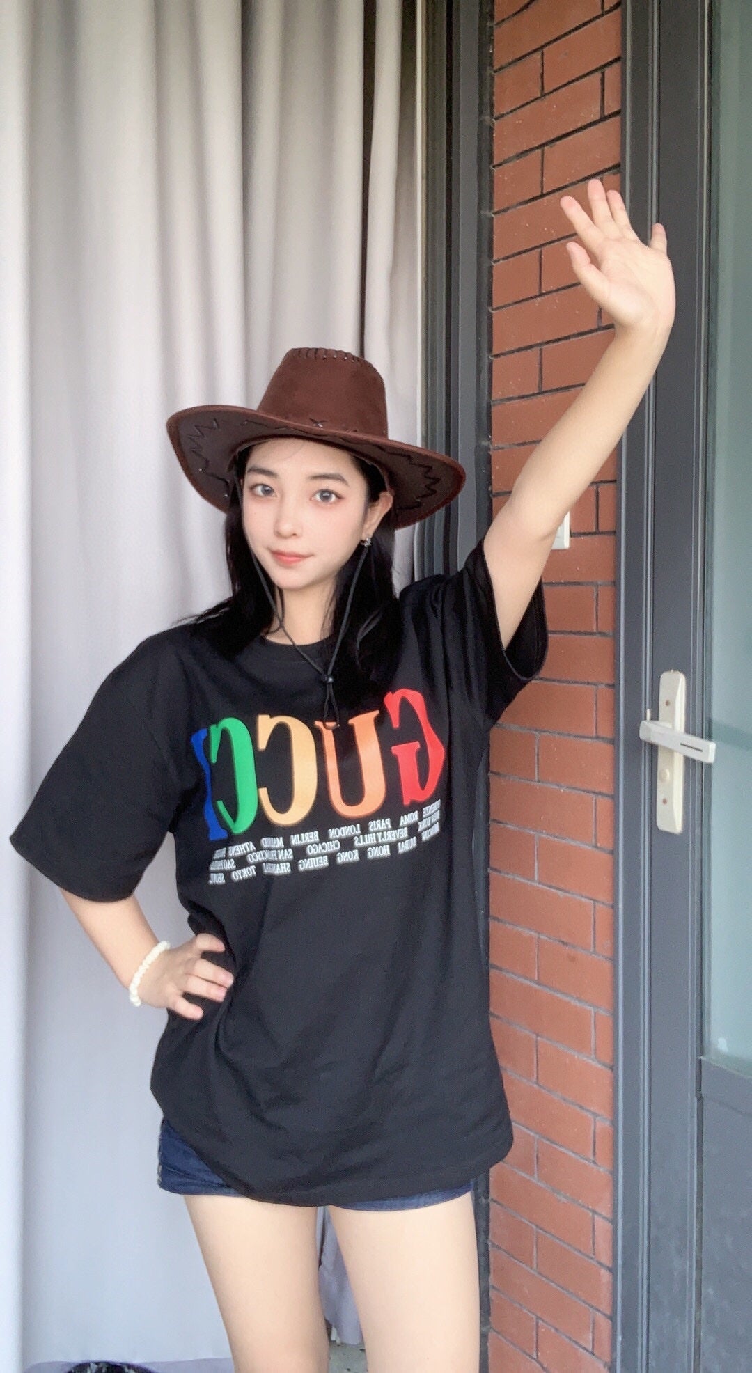 Camiseta Gucci Cities con letras mayúsculas