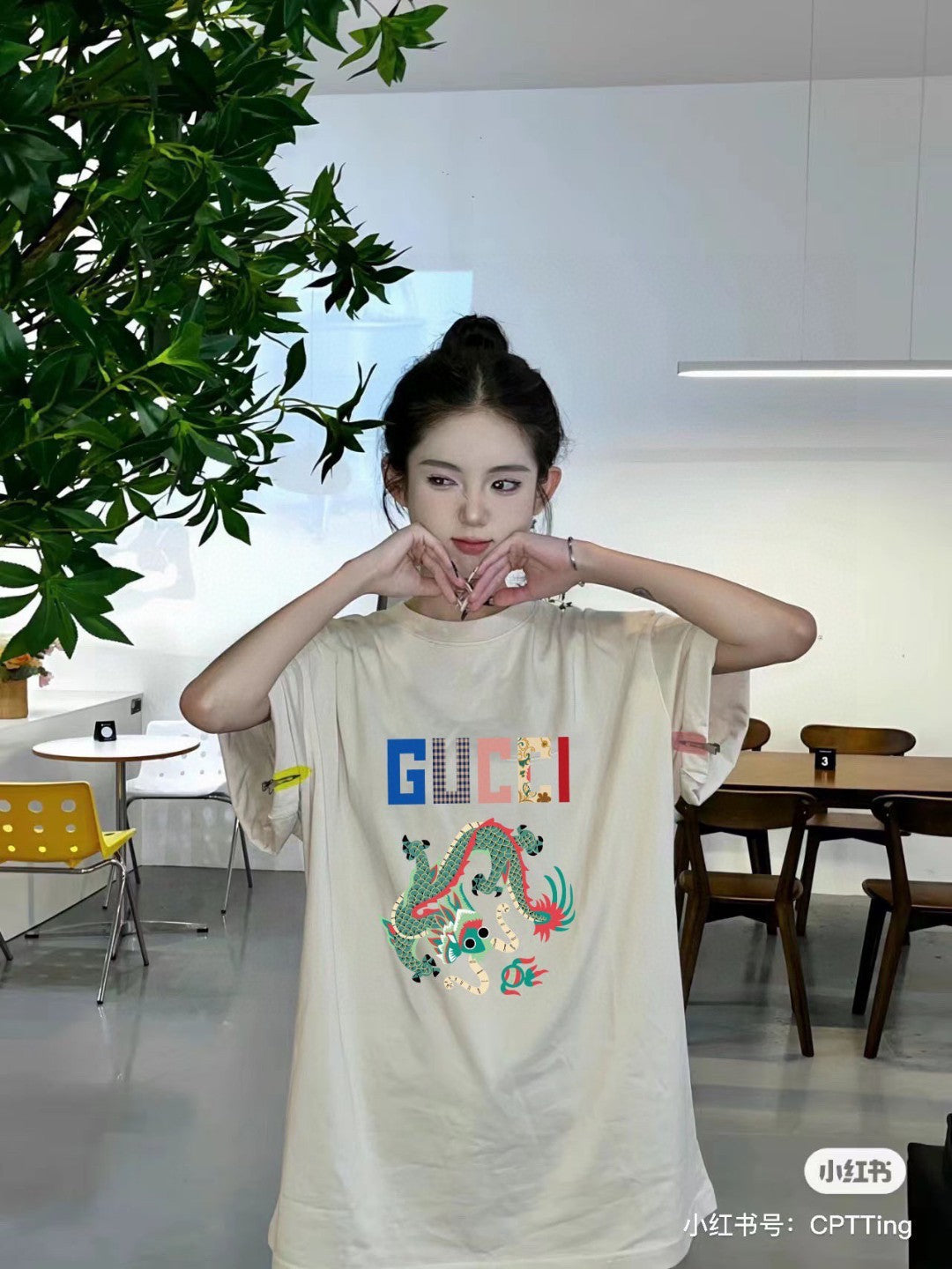 Camiseta Gucci con estampado de dragón (beige)