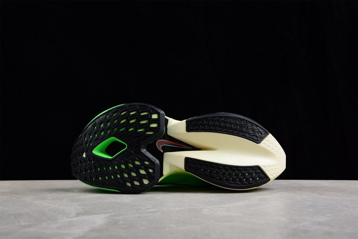 Zoom Alphafly Ne - T% 2 Green And - Black Unisex Streetwear Limited Edition - Introducing the Nike Zoom Alphafly NEXT% in a vibrant green and black colorway, designed for