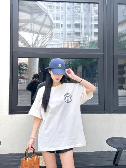 Gucci T-shirt - 1921 Logo - Red Unisex Streetwear Limited Edition - <span>This Gucci t-shirt features a classic design with the iconic interlocking GG logo and '1921'