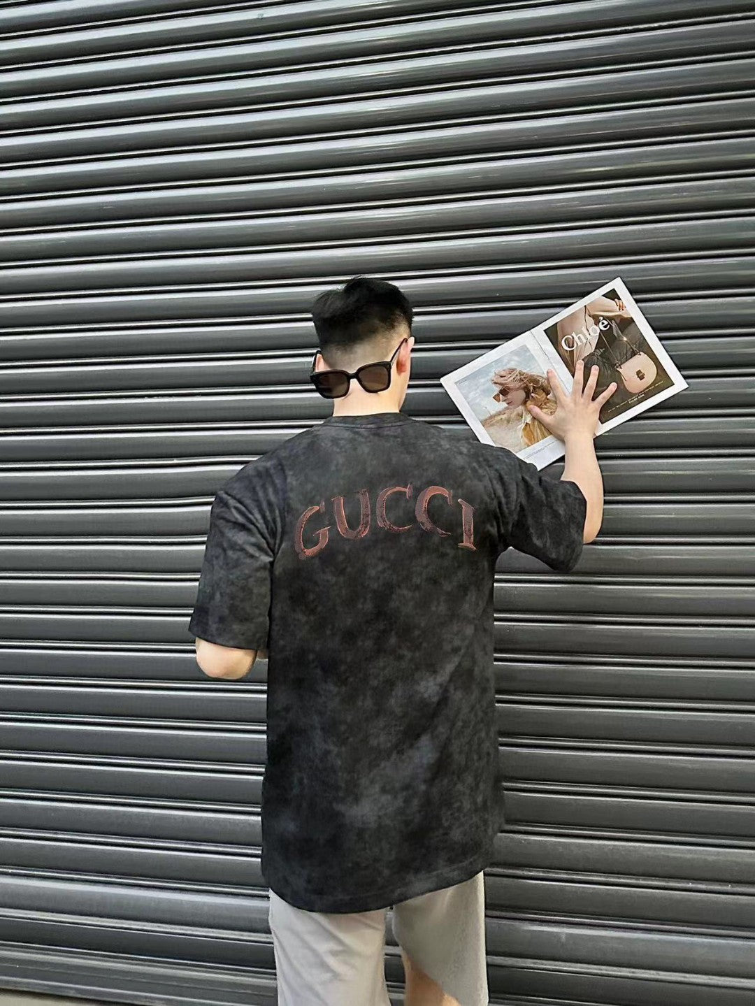 Camiseta Gucci con logo desgastado (negra)
