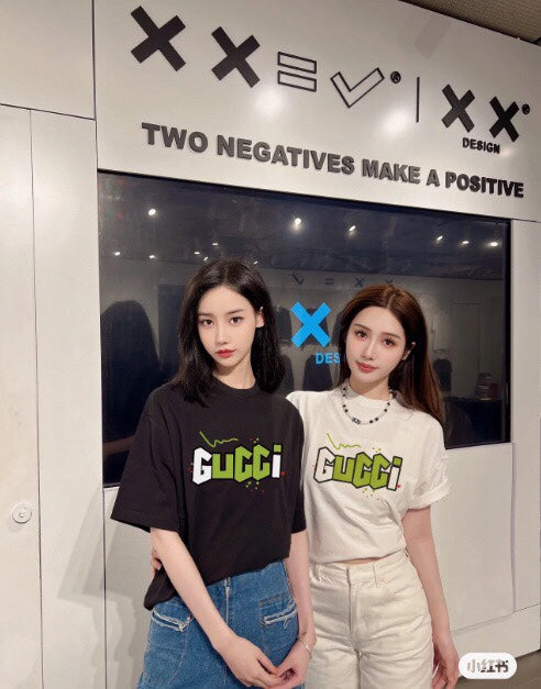 Camiseta negra con el logo del rayo de Gucci