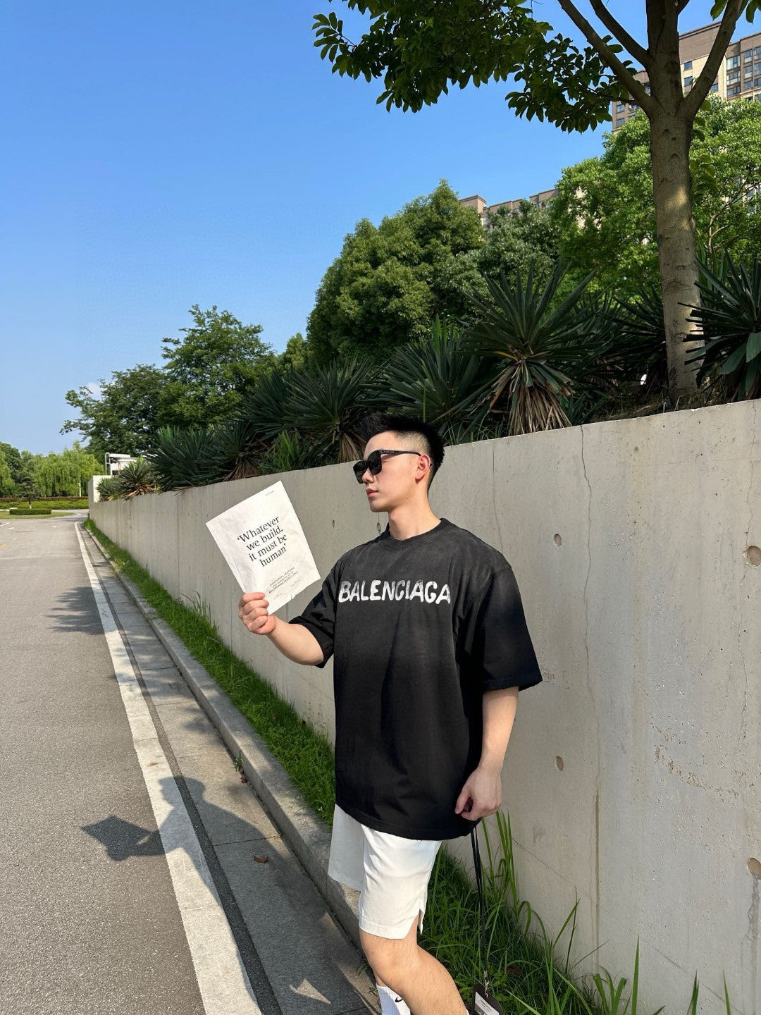 Camiseta Balenciaga con logo pintado con aerosol (negra)