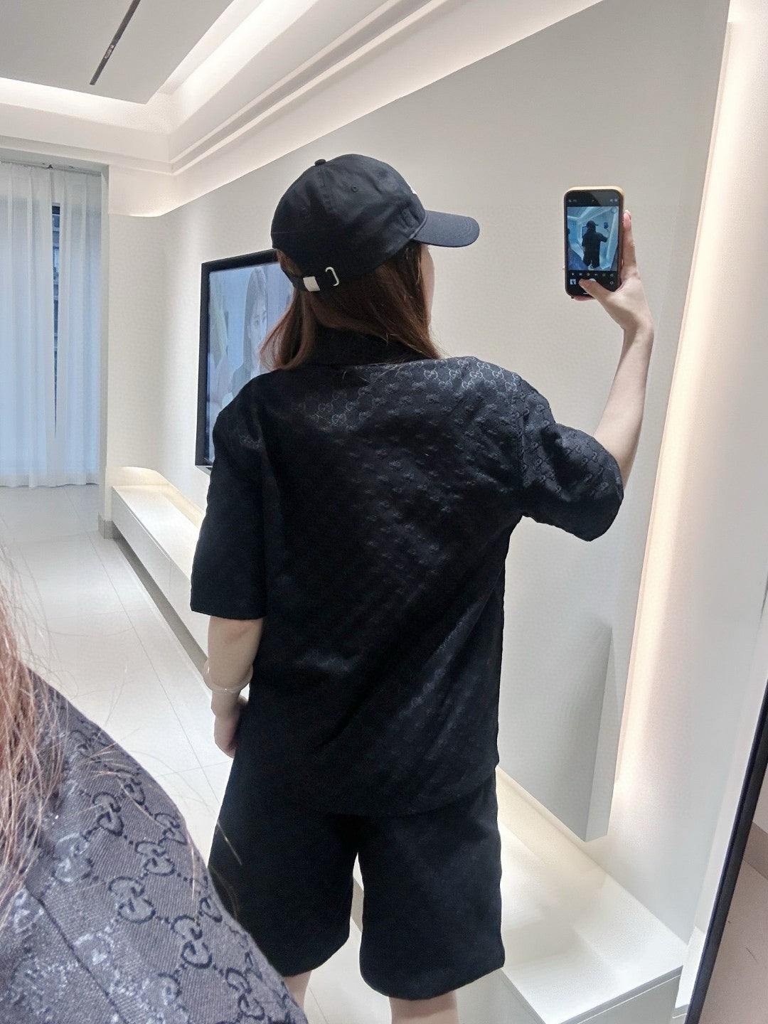 Camisa negra de manga corta con monograma GG de Gucci