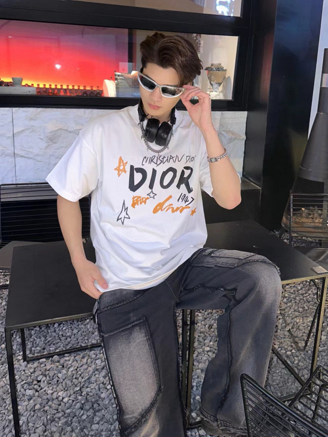 Camiseta blanca con gráfico de Christian Dior.