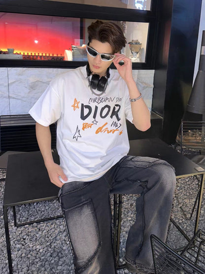 Camiseta blanca con gráfico de Christian Dior.
