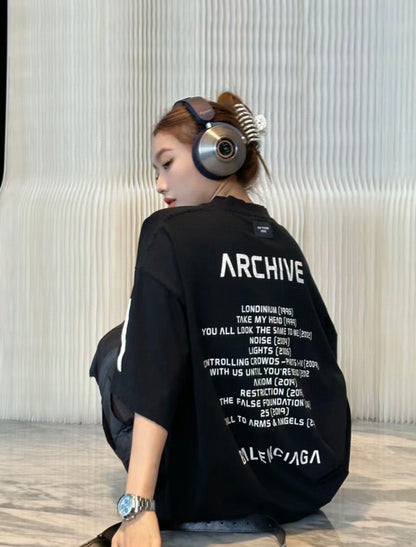 Camiseta gráfica con logo blanco de Balenciaga (negra)