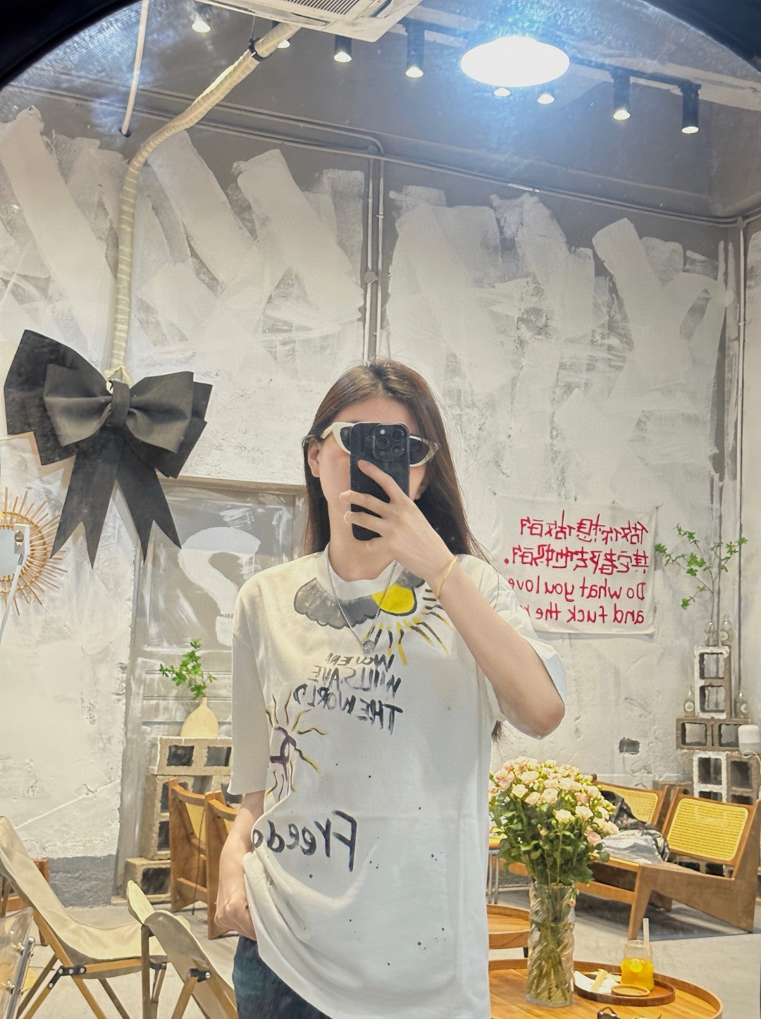 T-shirt blanc Chanel avec le slogan "Les femmes sauveront le monde"