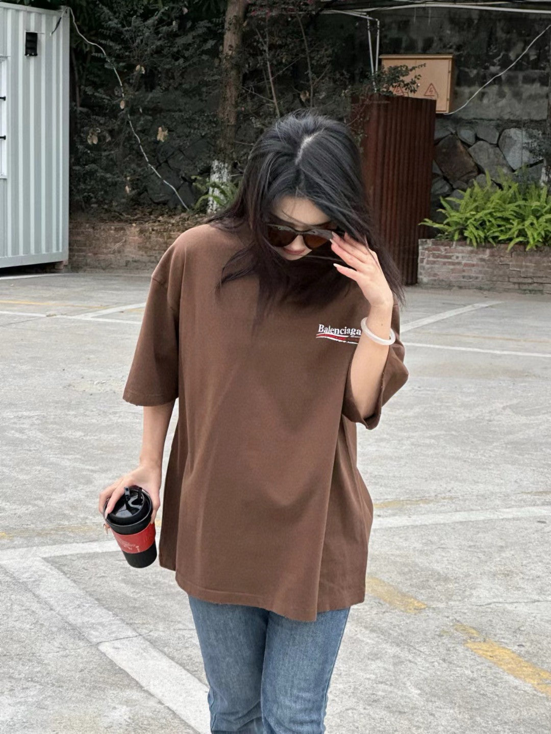 Camiseta de campaña política de Balenciaga (marrón)