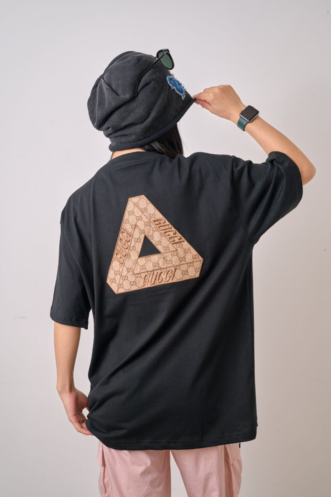 Camiseta negra con el logo triangular de Gucci