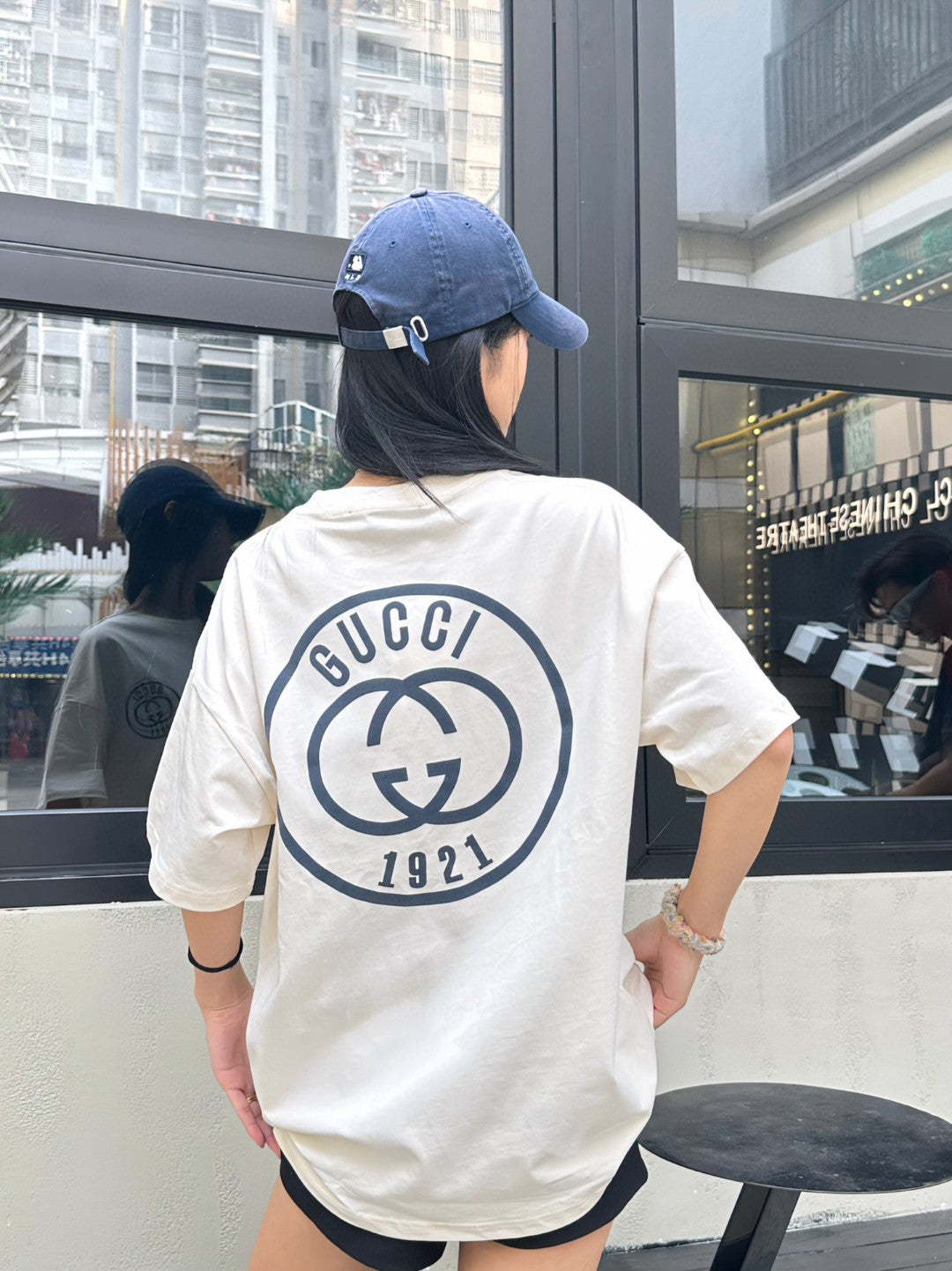 Camiseta con estampado del logo de Gucci 1921 (Beige)