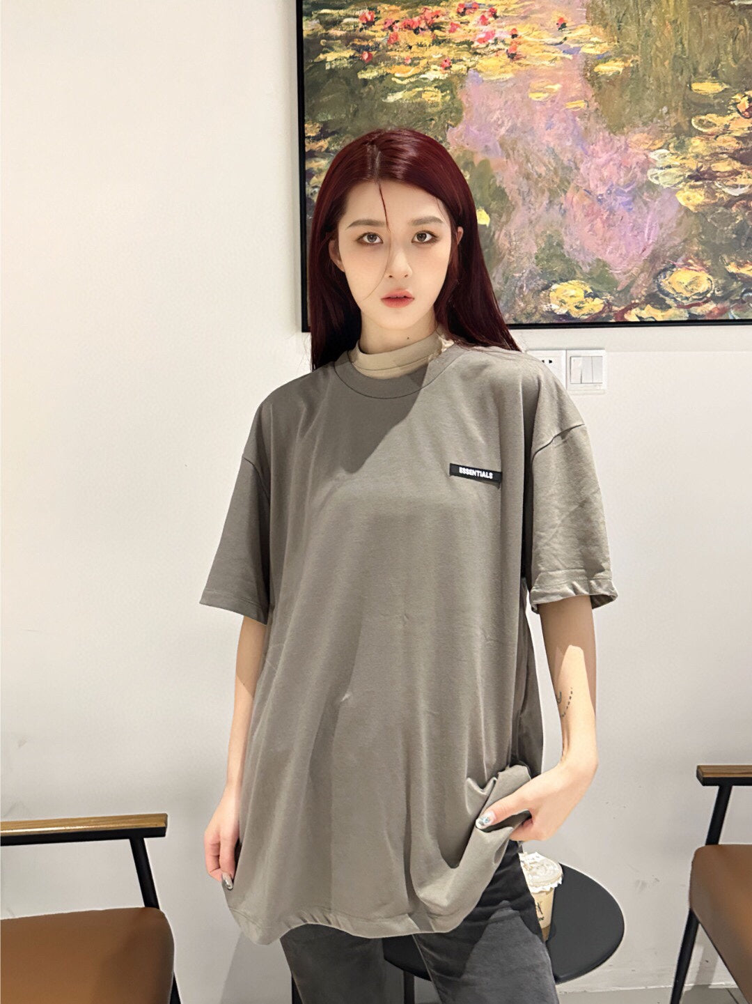 Camiseta con el logo de Fear of God Essentials - Color topo