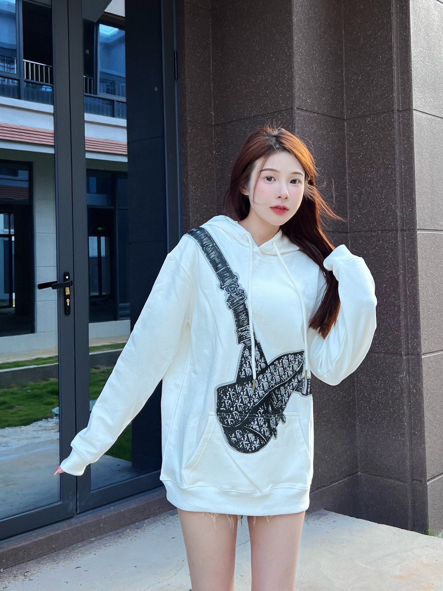 Sudadera blanca Dior con diseño de bolso