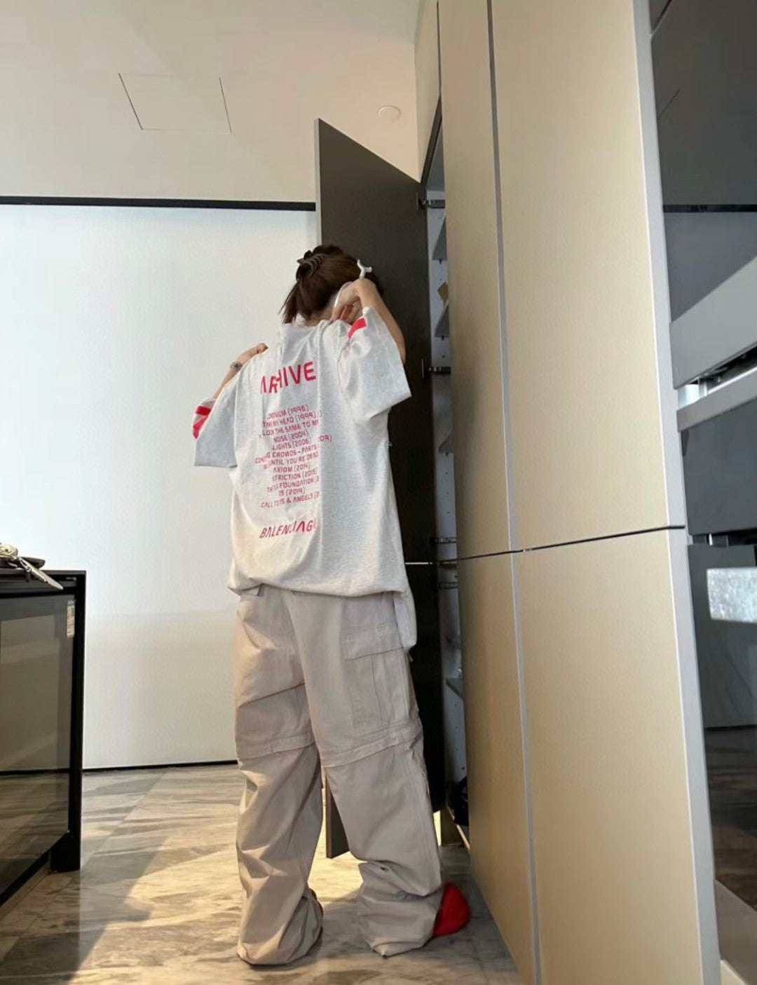 Camiseta gráfica con logo rojo de Balenciaga (Gris)