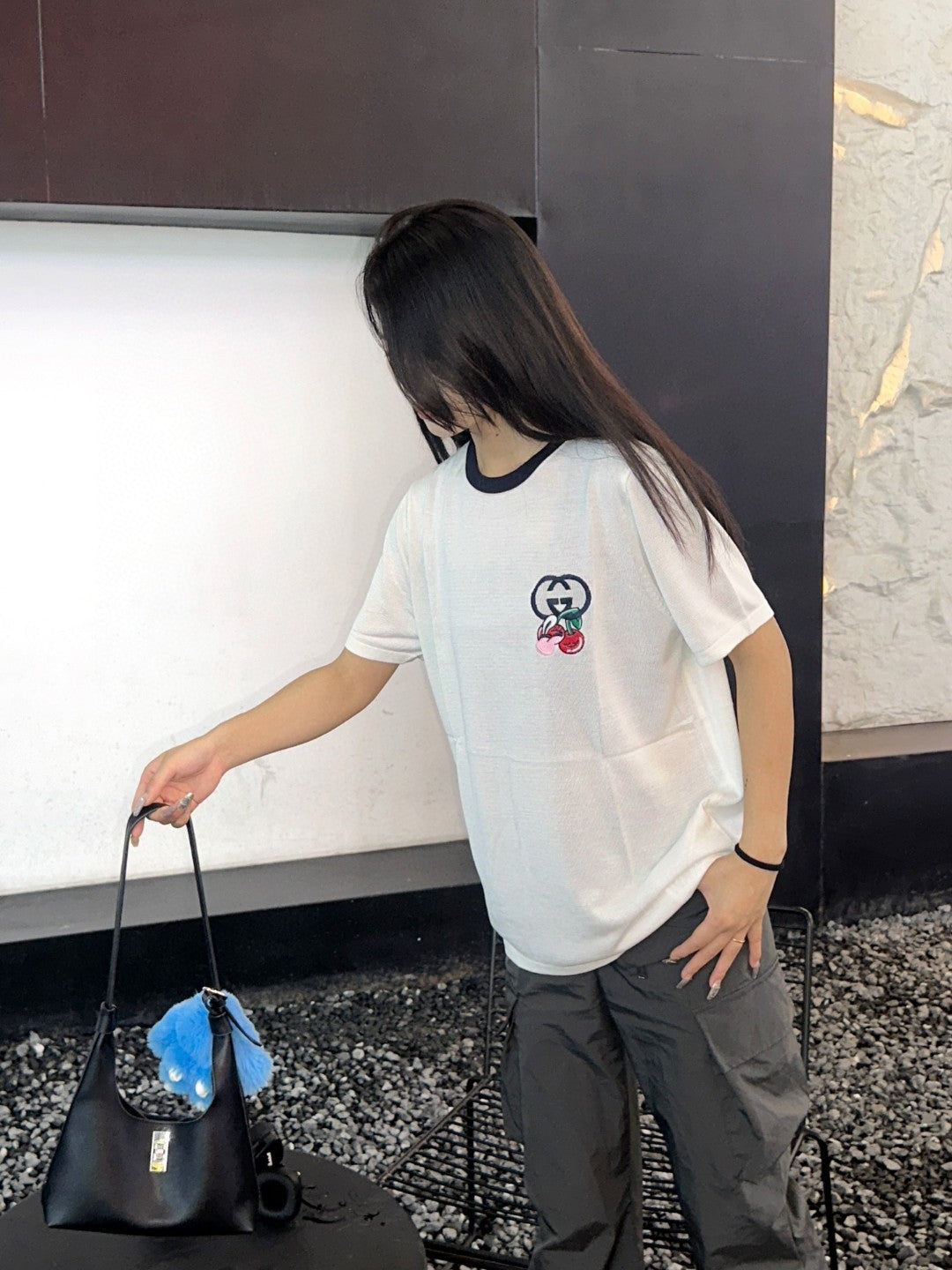 Camiseta Gucci con bordado de cerezas