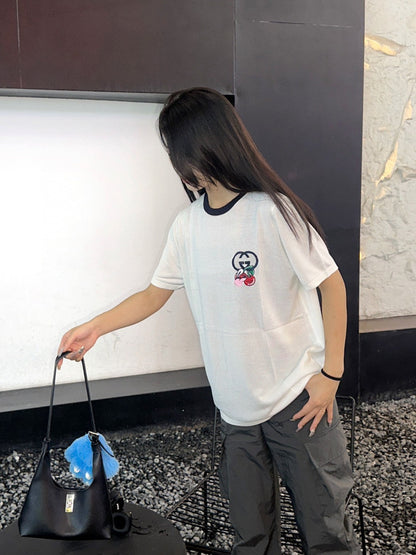 Camiseta Gucci con bordado de cerezas