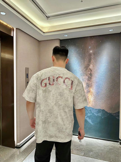 Camiseta Gucci con logo desgastado
